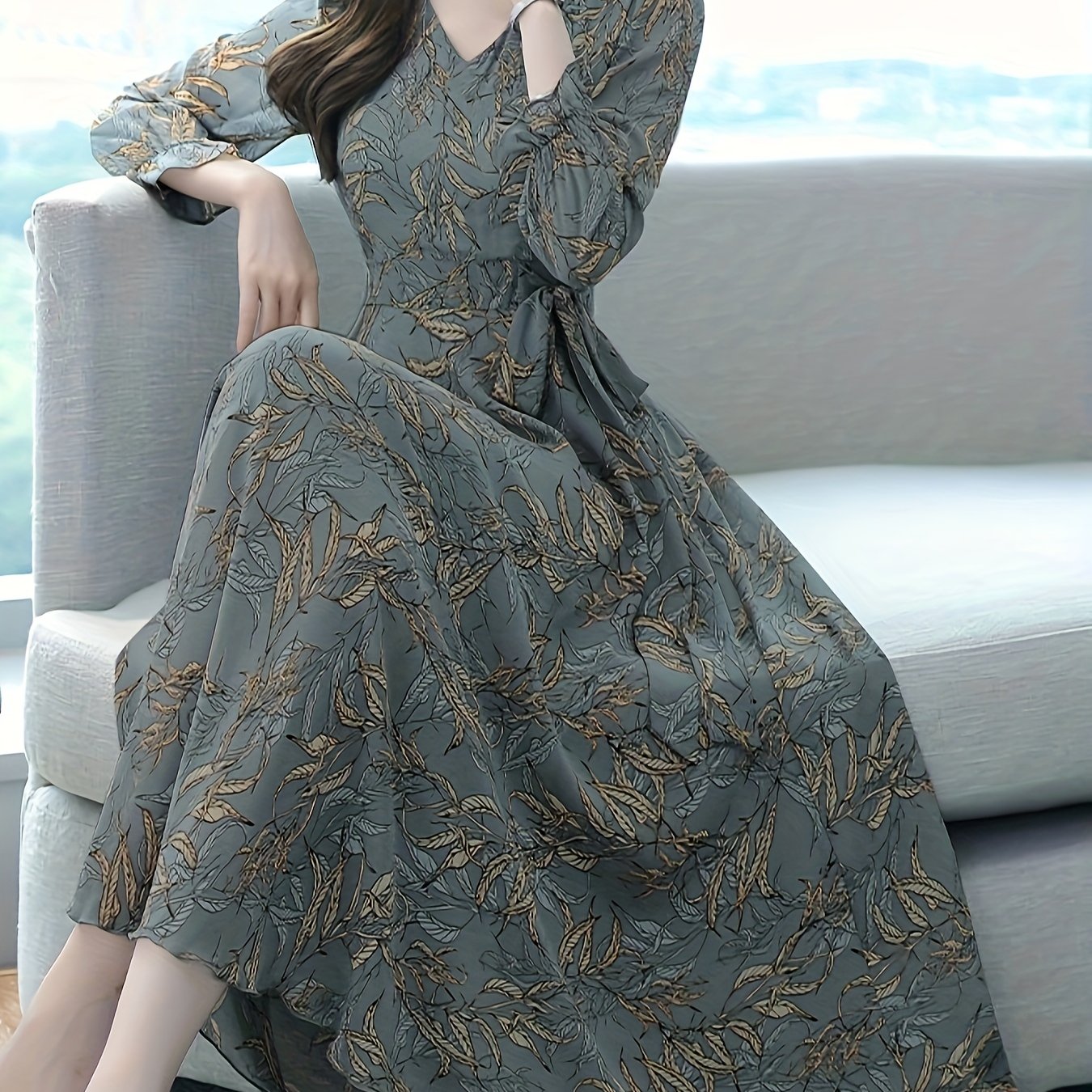 Vestido Maxi Elegante de Impresión de Hojas Verde Salvia para Mujeres con Escote en V, Manga Larga y Cintura con Lazo en Estilo Fluido