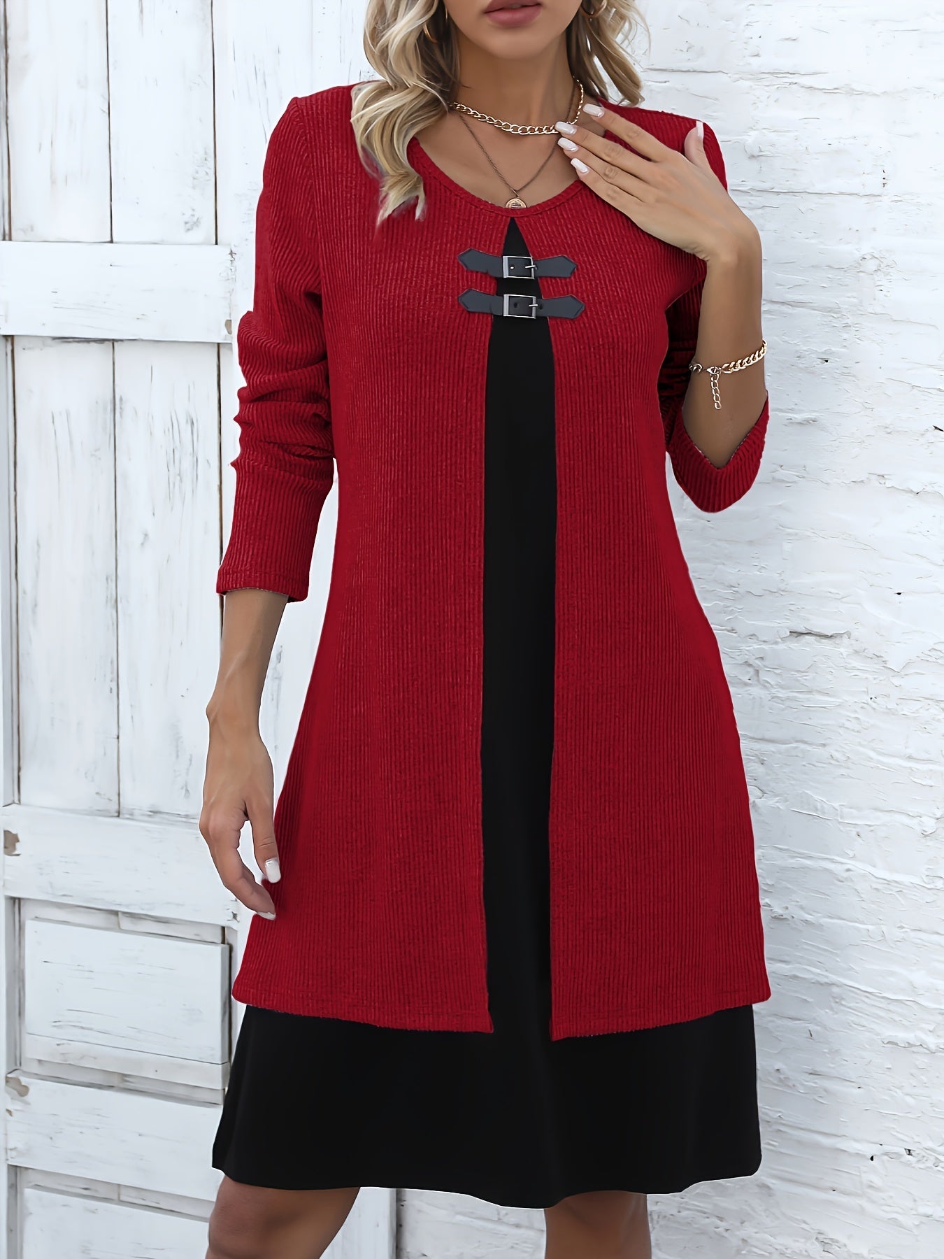 Vestido de Suéter de Punto Acanalado Cómodo para Mujeres con Cuello Redondo, Manga Larga y Detalle de Hebilla en Estilo Capas