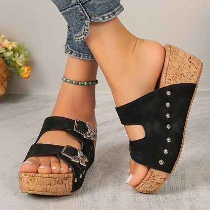 Sandalias de cuña negras cómodas para mujeres con detalle de hebilla y tachuelas, plataforma de corcho y estilo de punta abierta