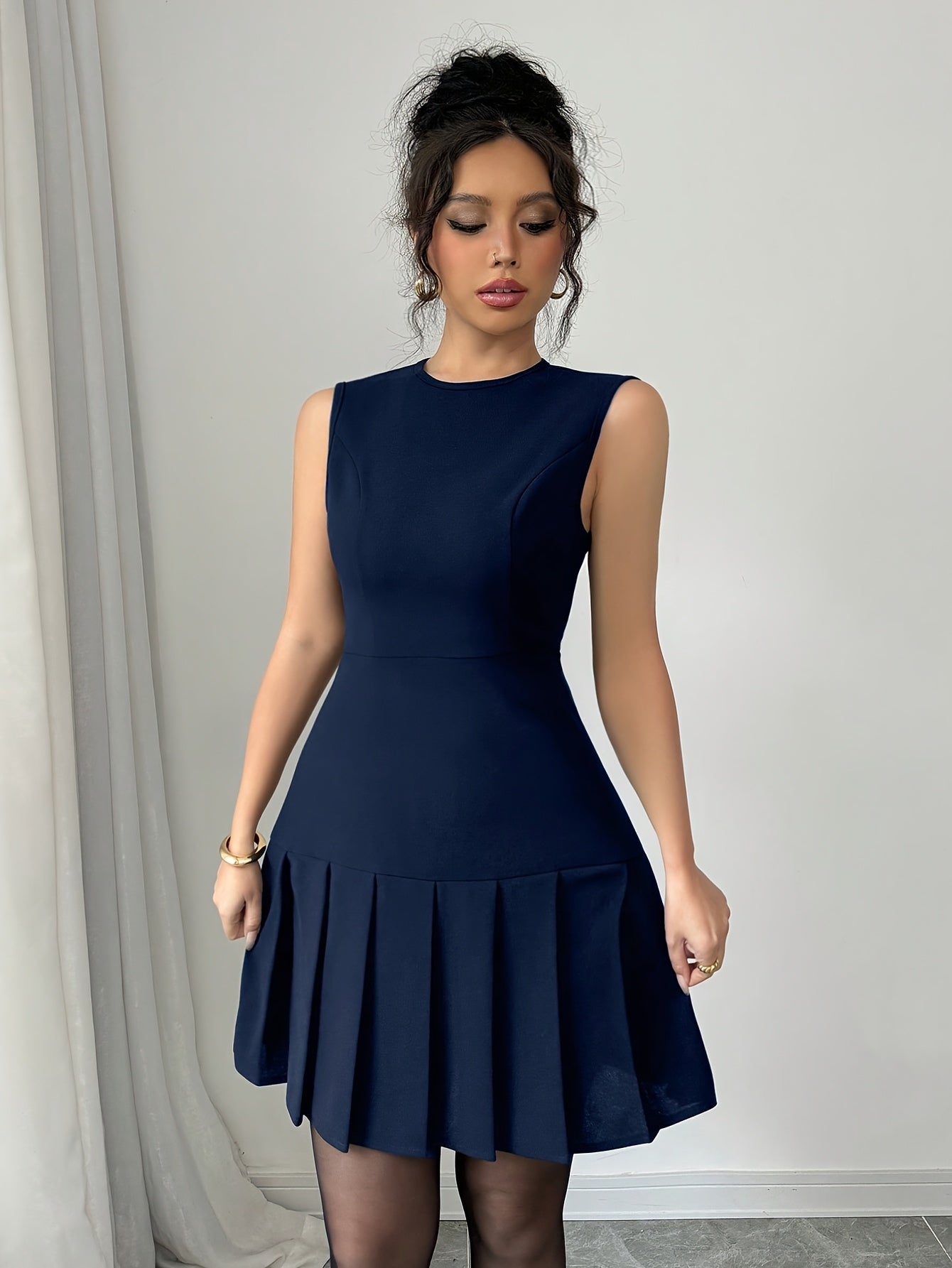 Vestido Mini Plisado Elegante para Mujeres con Cuello Redondo Sin Mangas Estilo Cóctel