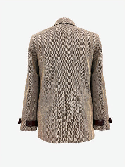 Blazer Elegante de Tweed Herringbone en Caqui para Mujeres con Cuello de Solapa y Mangas Largas con Detalles de Cuero y Botones Dorados