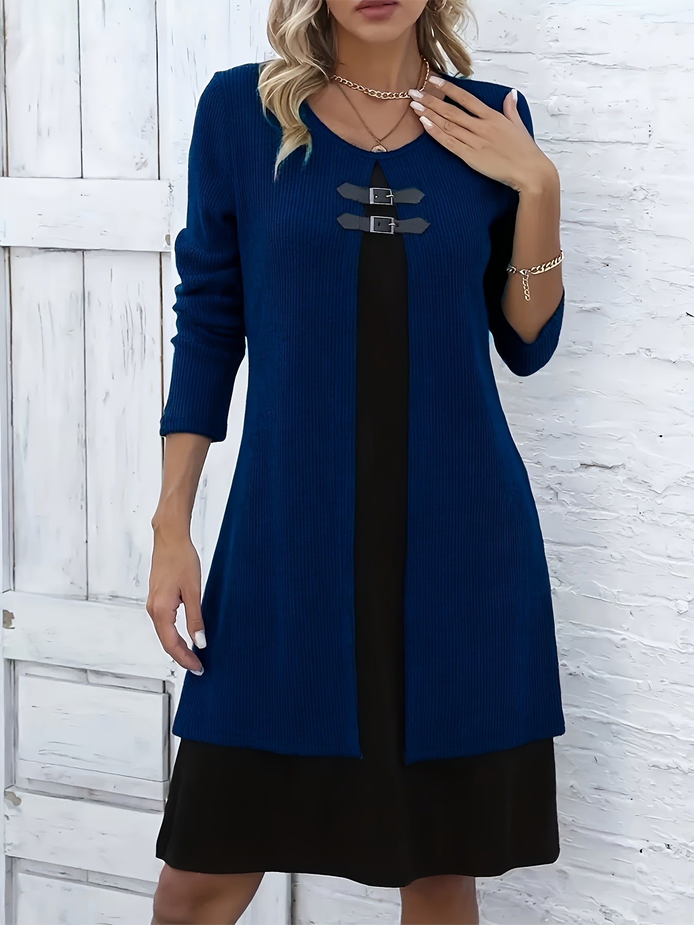Vestido de Suéter de Punto Acanalado Cómodo para Mujeres con Cuello Redondo, Manga Larga y Detalle de Hebilla en Estilo Capas