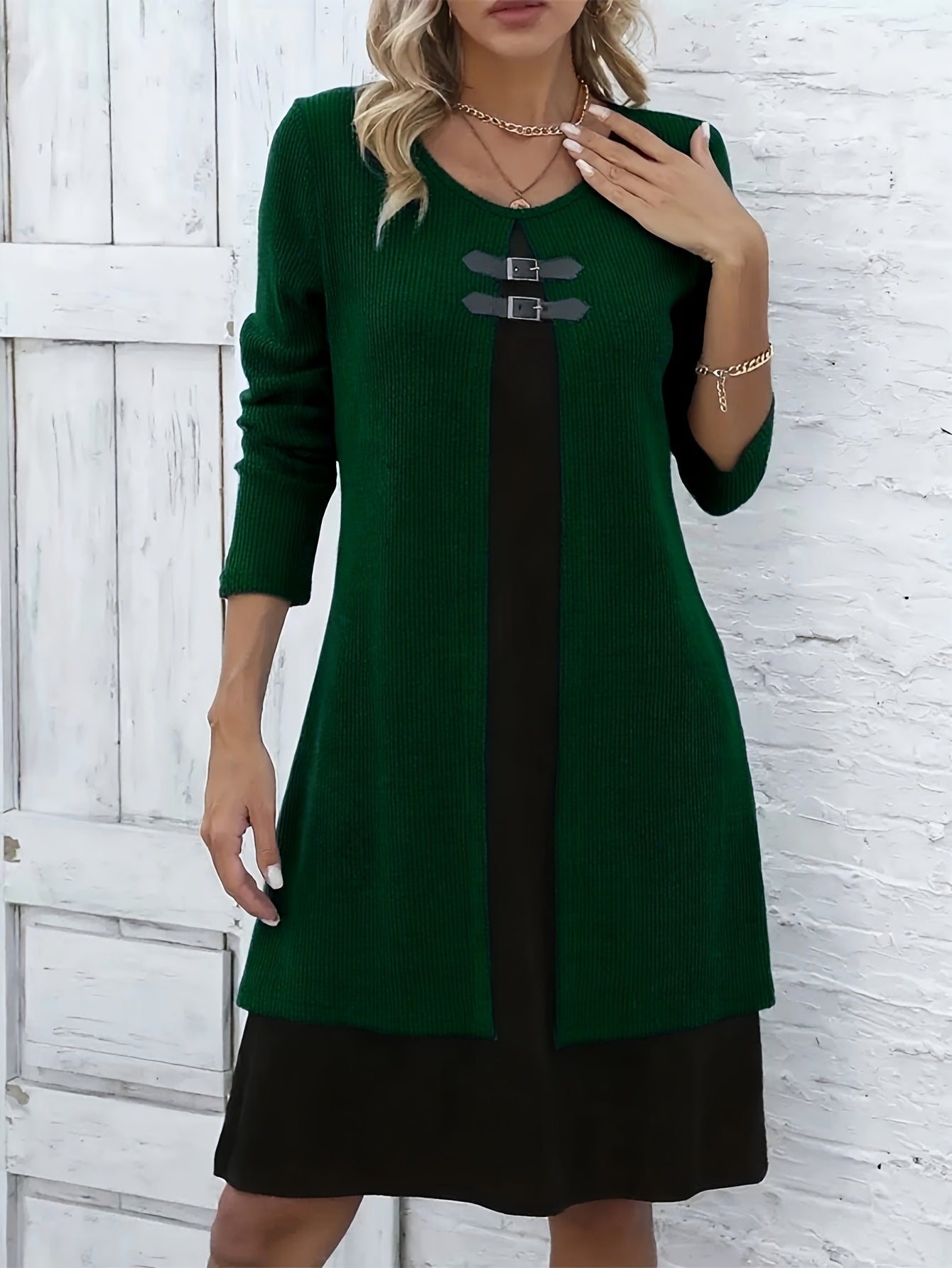 Vestido de Suéter de Punto Acanalado Cómodo para Mujeres con Cuello Redondo, Manga Larga y Detalle de Hebilla en Estilo Capas