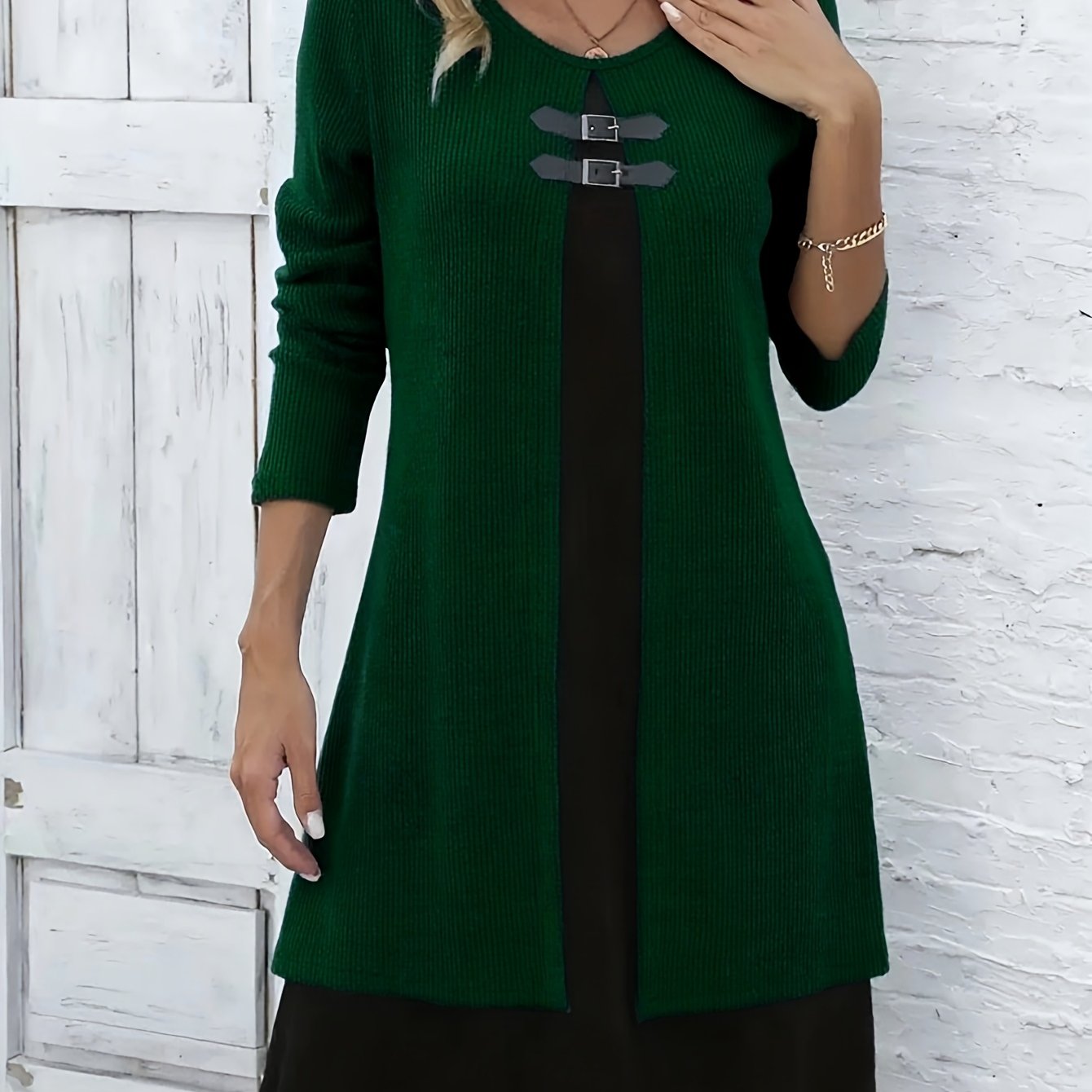 Vestido de Suéter de Punto Acanalado Cómodo para Mujeres con Cuello Redondo, Manga Larga y Detalle de Hebilla en Estilo Capas
