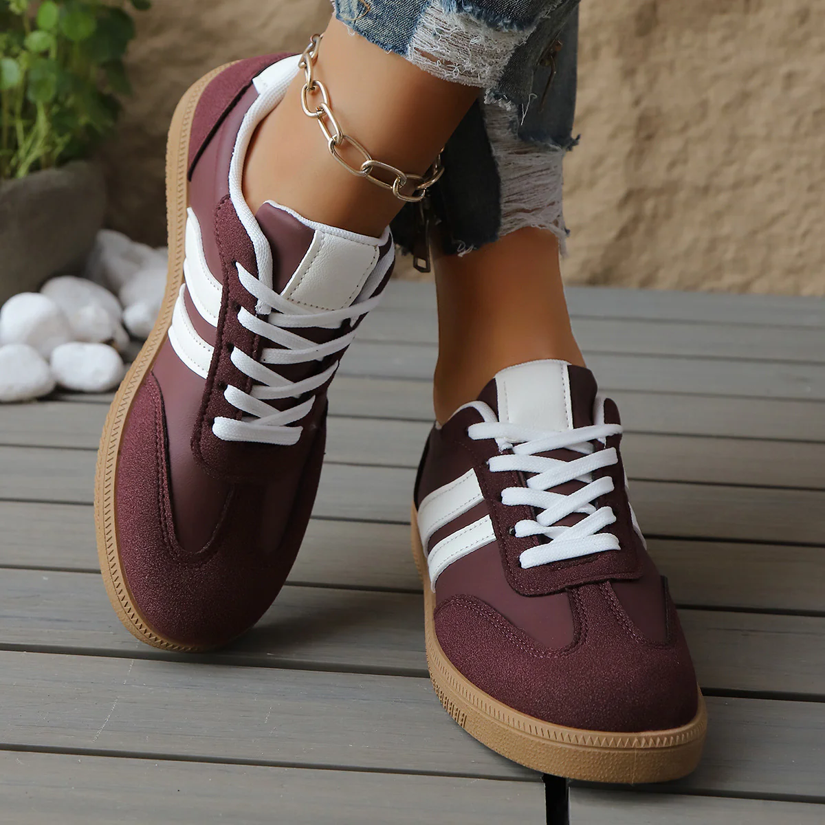 Zapatillas Cómodas para Mujeres con Raya Lateral en Contraste Suela de Goma Estilo Retro