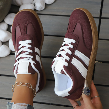 Zapatillas Cómodas para Mujeres con Raya Lateral en Contraste Suela de Goma Estilo Retro