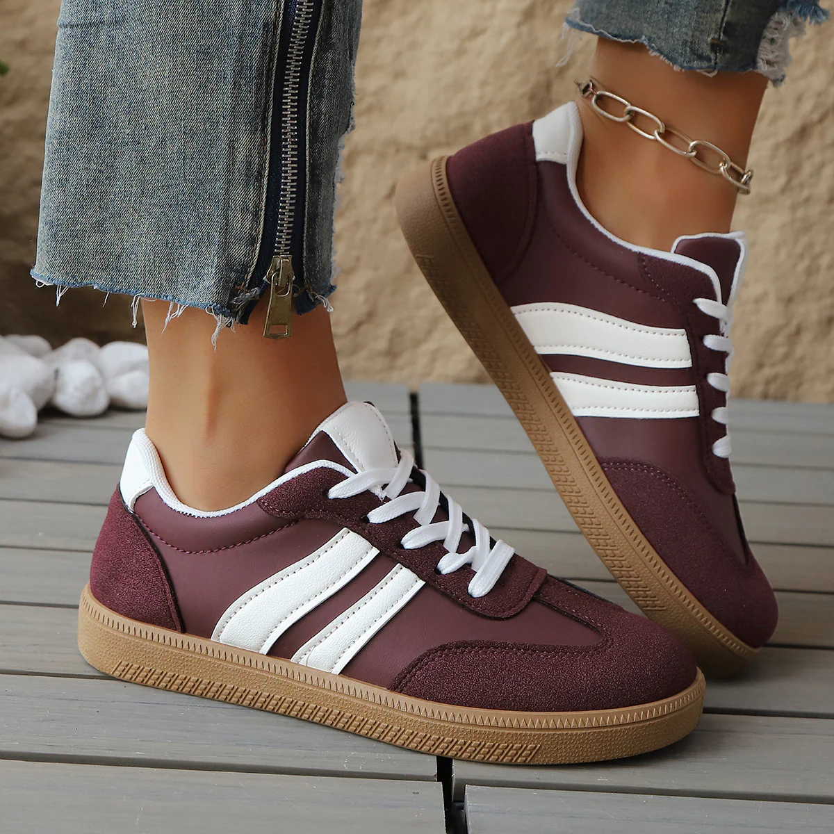 Zapatillas Cómodas para Mujeres con Raya Lateral en Contraste Suela de Goma Estilo Retro