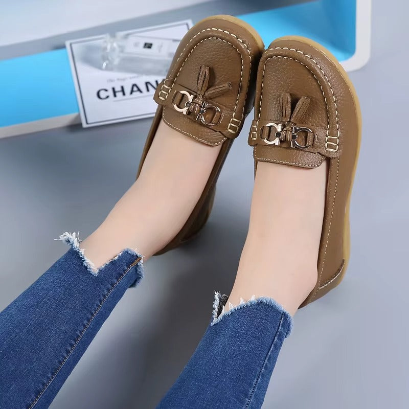 Mocasines Cómodos para Mujeres con Detalle de Hebilla y Borlas, Estilo de Suela en Cuña con Costura de Moccasin