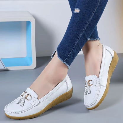 Mocasines Cómodos para Mujeres con Detalle de Hebilla y Borlas, Estilo de Suela en Cuña con Costura de Moccasin