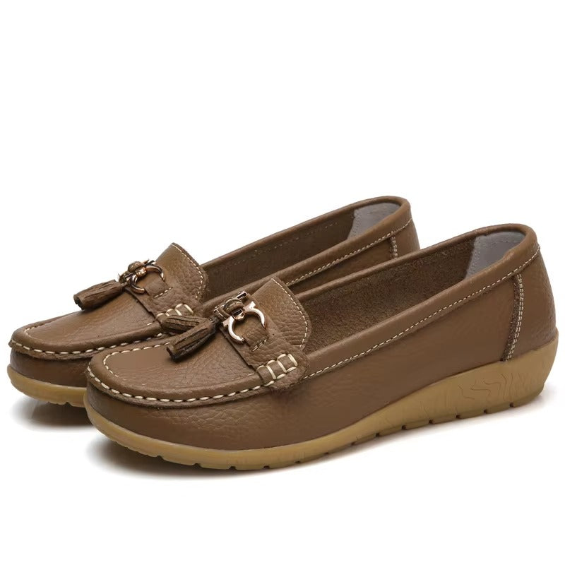 Mocasines Cómodos para Mujeres con Detalle de Hebilla y Borlas, Estilo de Suela en Cuña con Costura de Moccasin