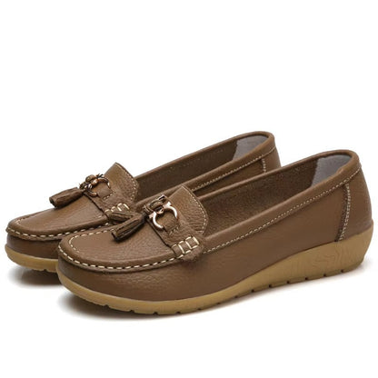 Mocasines Cómodos para Mujeres con Detalle de Hebilla y Borlas, Estilo de Suela en Cuña con Costura de Moccasin
