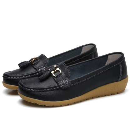 Mocasines Cómodos para Mujeres con Detalle de Hebilla y Borlas, Estilo de Suela en Cuña con Costura de Moccasin