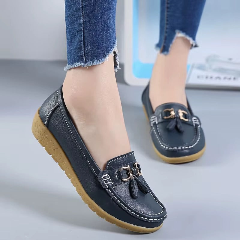 Mocasines Cómodos para Mujeres con Detalle de Hebilla y Borlas, Estilo de Suela en Cuña con Costura de Moccasin