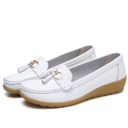 Mocasines Cómodos para Mujeres con Detalle de Hebilla y Borlas, Estilo de Suela en Cuña con Costura de Moccasin