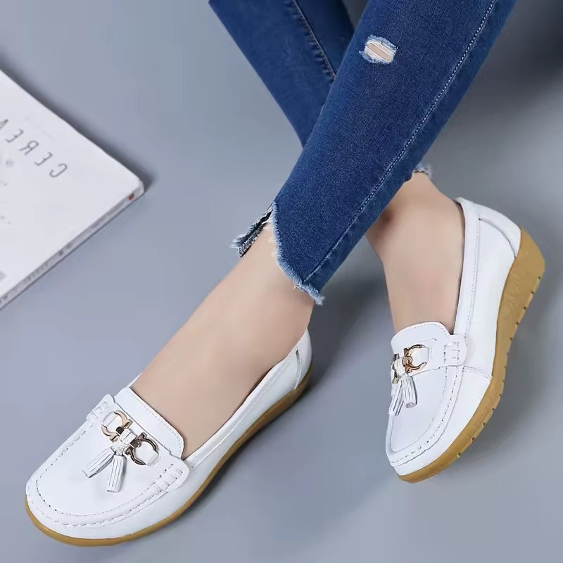Mocasines Cómodos para Mujeres con Detalle de Hebilla y Borlas, Estilo de Suela en Cuña con Costura de Moccasin