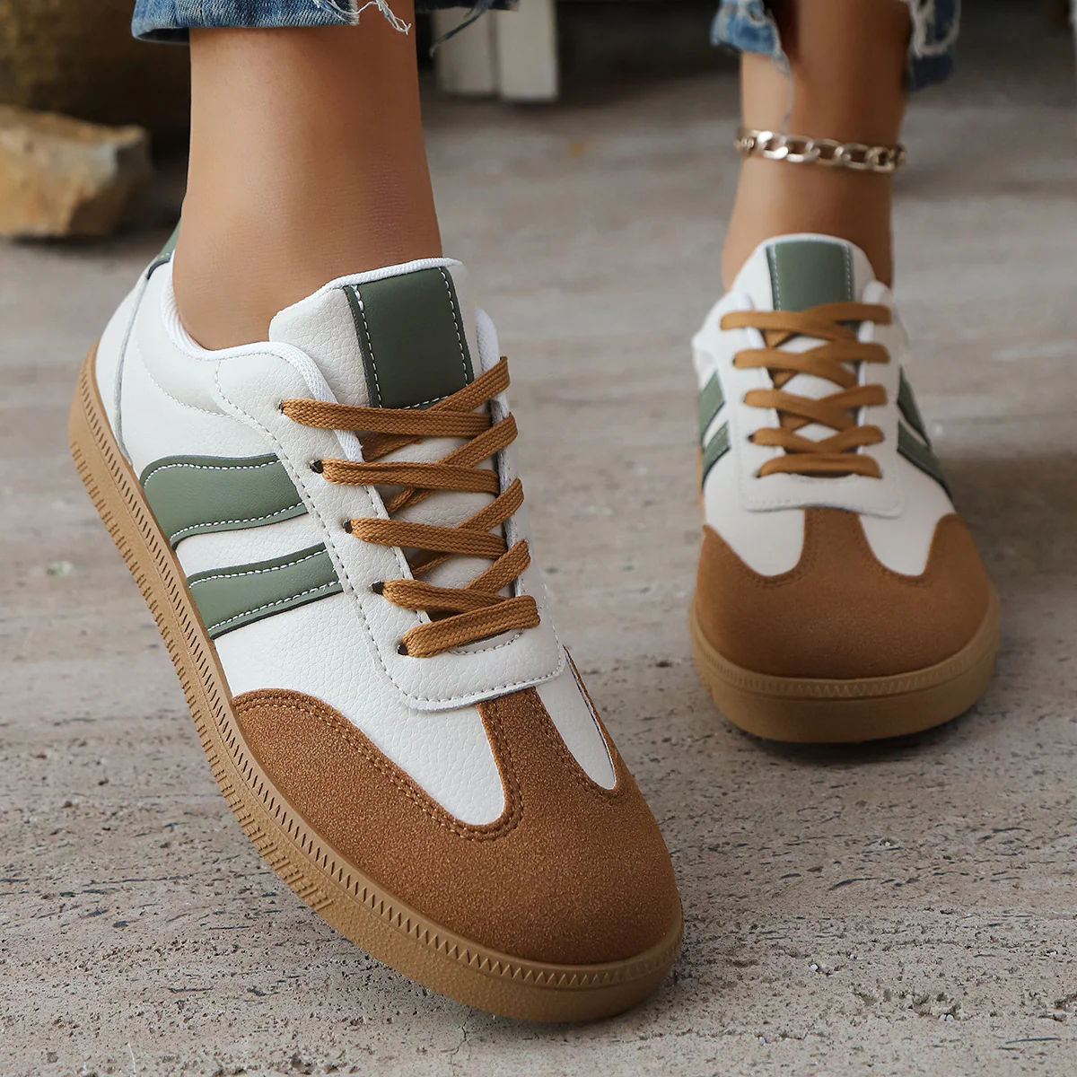 Zapatillas Cómodas para Mujeres con Raya Lateral en Contraste Suela de Goma Estilo Retro