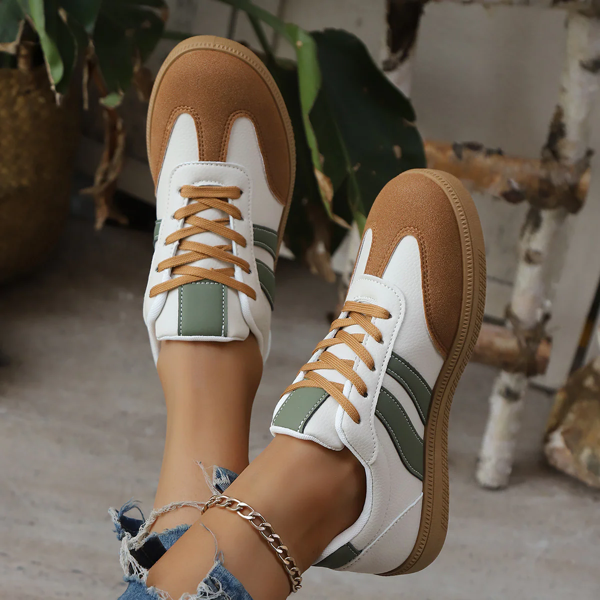 Zapatillas Cómodas para Mujeres con Raya Lateral en Contraste Suela de Goma Estilo Retro