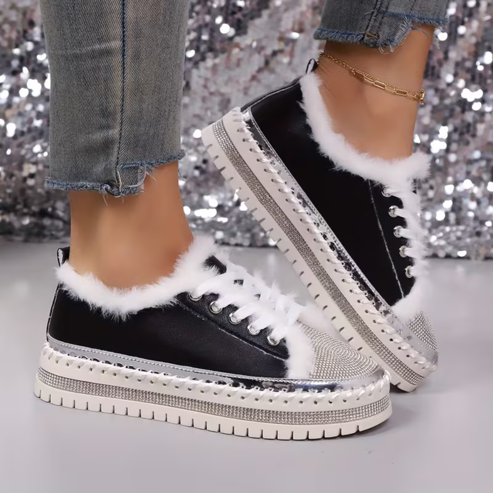 Zapatillas Cómodas para Mujeres con Ribete de Piel Sintética y Suela de Strass, Estilo Bajo con Cordones