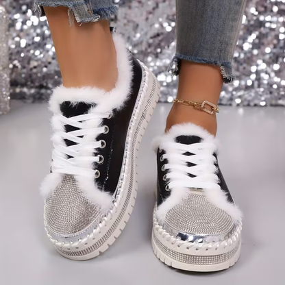 Zapatillas Cómodas para Mujeres con Ribete de Piel Sintética y Suela de Strass, Estilo Bajo con Cordones