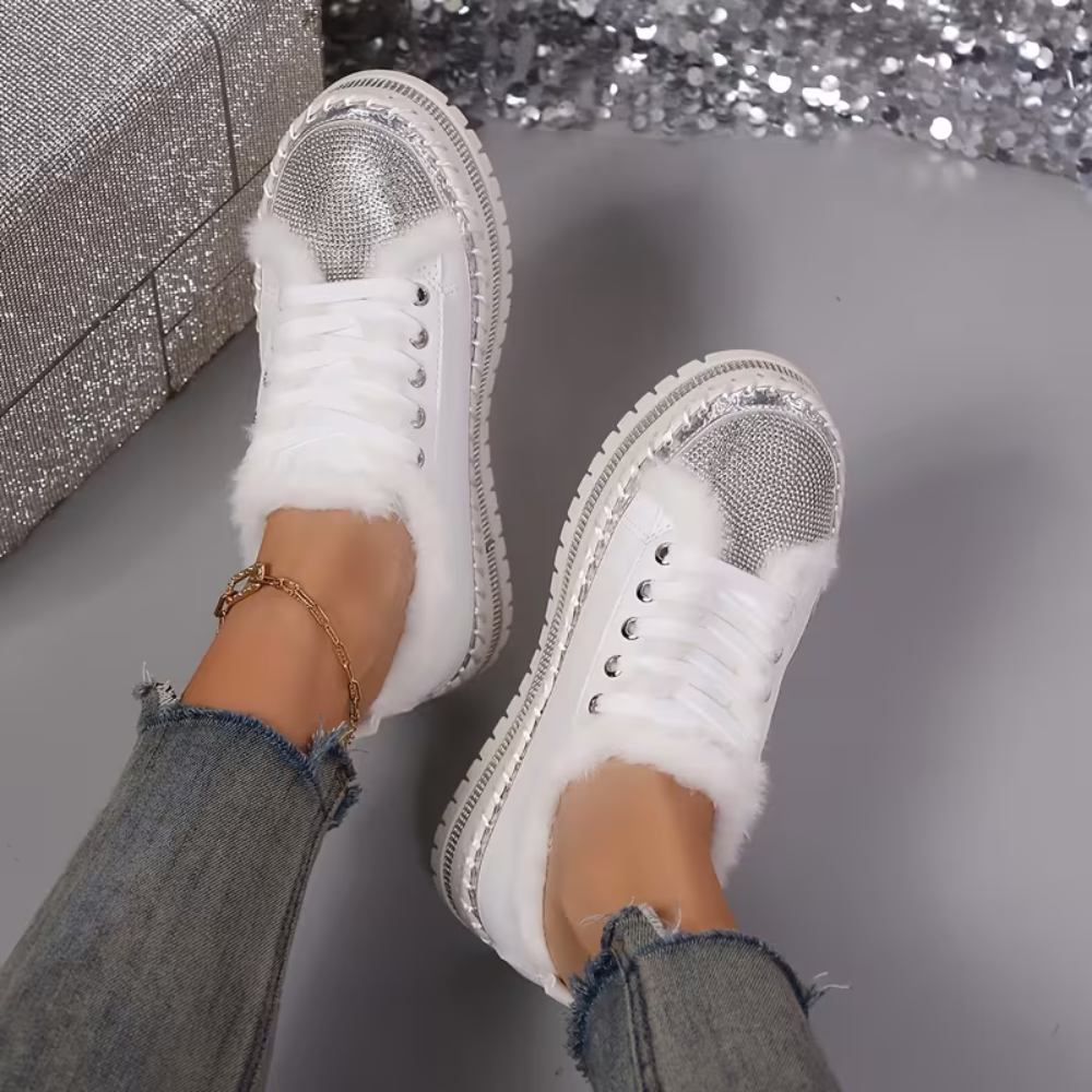 Zapatillas Cómodas para Mujeres con Ribete de Piel Sintética y Suela de Strass, Estilo Bajo con Cordones