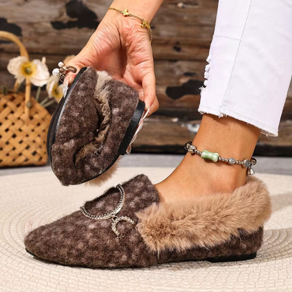Zapatos de Casa Cómodos para Mujeres con Detalle de Hebilla y Acabado de Piel Sintética, Punta Redonda, Estilo Slip On