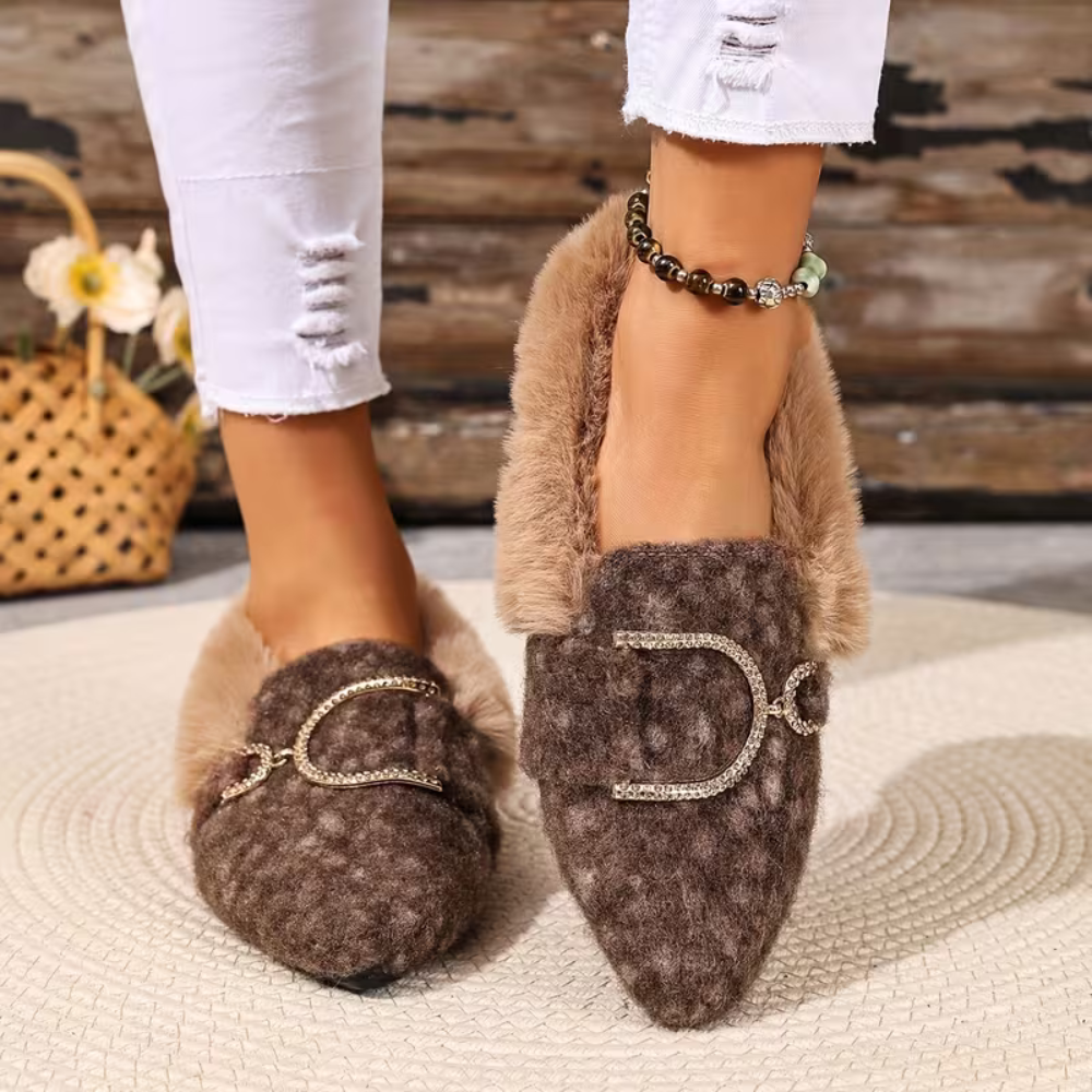 Zapatos de Casa Cómodos para Mujeres con Detalle de Hebilla y Acabado de Piel Sintética, Punta Redonda, Estilo Slip On
