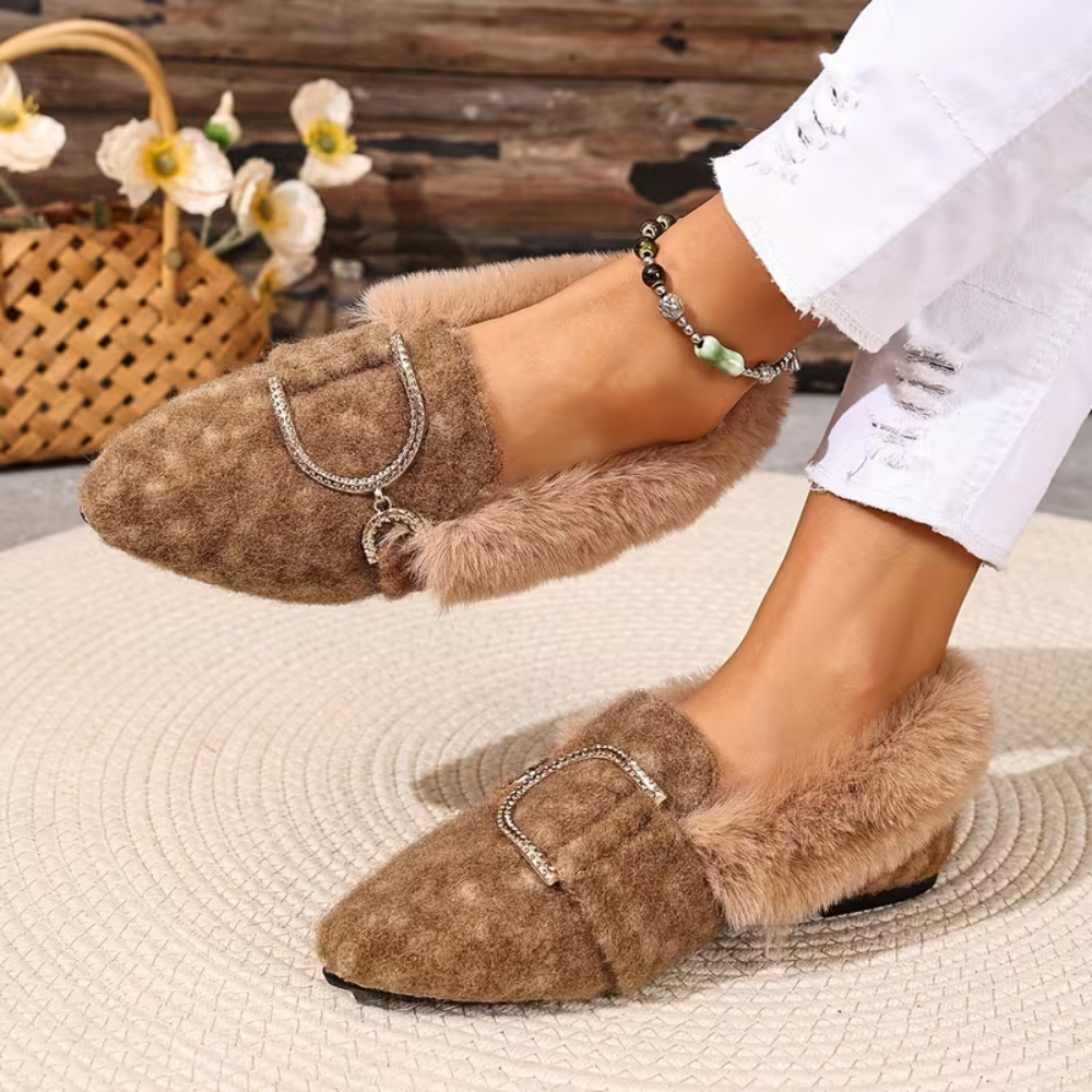 Zapatos de Casa Cómodos para Mujeres con Detalle de Hebilla y Acabado de Piel Sintética, Punta Redonda, Estilo Slip On