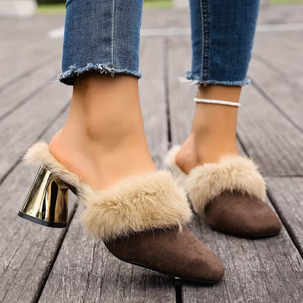 Mules Elegantes con Tacones para Mujeres con Ribete de Piel Sintética, Punta Puntiaguda, Detalle de Cadena, Estilo de Tacón Bloque
