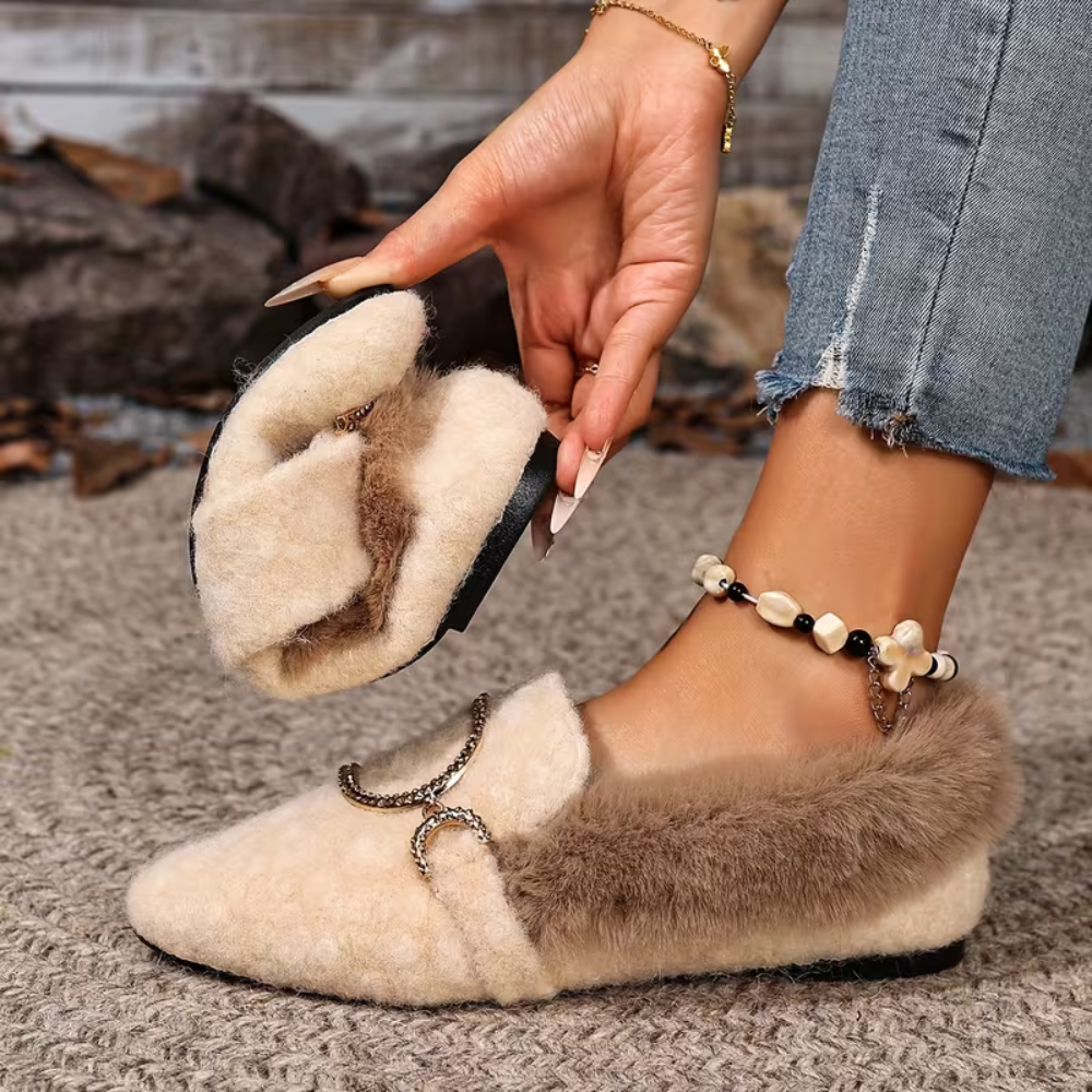 Zapatos de Casa Cómodos para Mujeres con Detalle de Hebilla y Acabado de Piel Sintética, Punta Redonda, Estilo Slip On