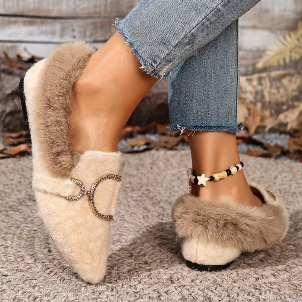 Zapatos de Casa Cómodos para Mujeres con Detalle de Hebilla y Acabado de Piel Sintética, Punta Redonda, Estilo Slip On