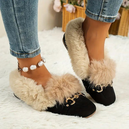 Zapatillas Cómodas para Mujeres con Detalle de Cadena en Piel Sintética