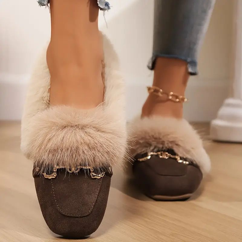 Zapatillas Cómodas para Mujeres con Detalle de Cadena en Piel Sintética