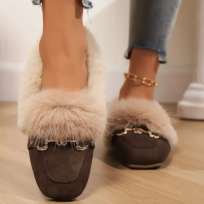 Zapatillas Cómodas para Mujeres con Detalle de Cadena en Piel Sintética
