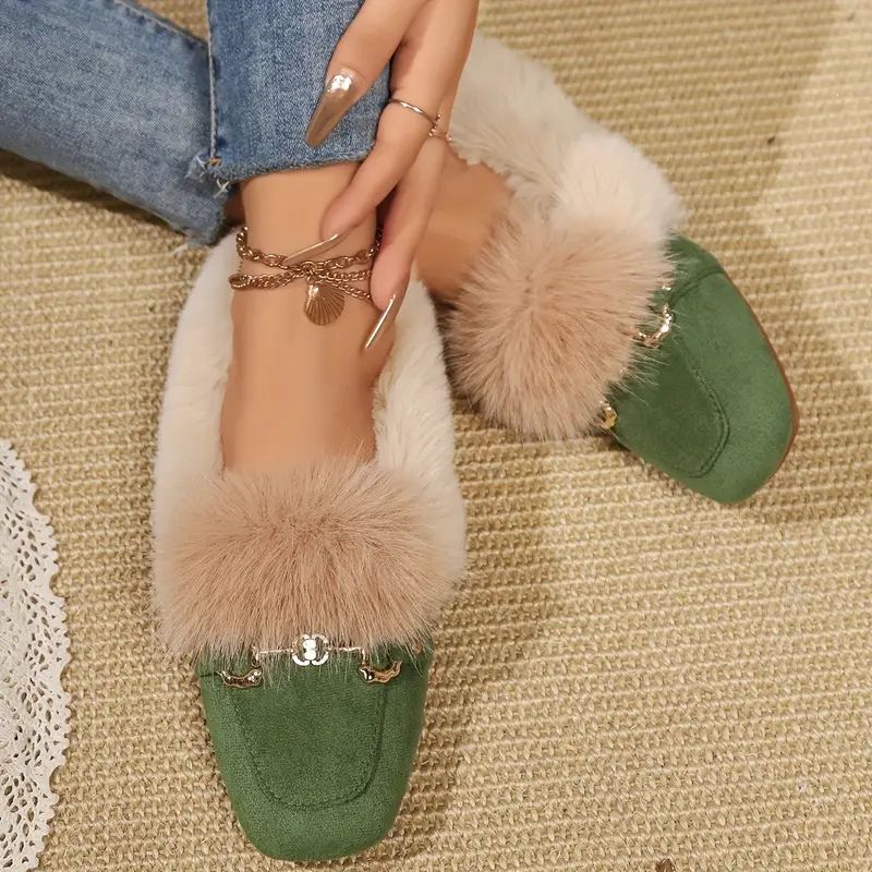 Zapatillas Cómodas para Mujeres con Detalle de Cadena en Piel Sintética