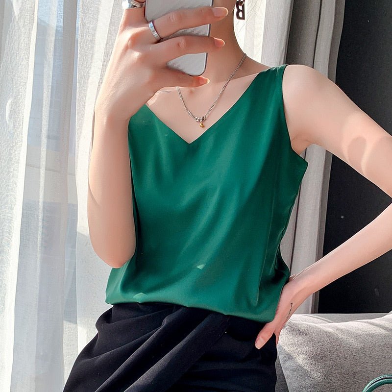 Blusa de satén sin esfuerzo para mujeres con escote en V, sin mangas y estilo relajado y fluido