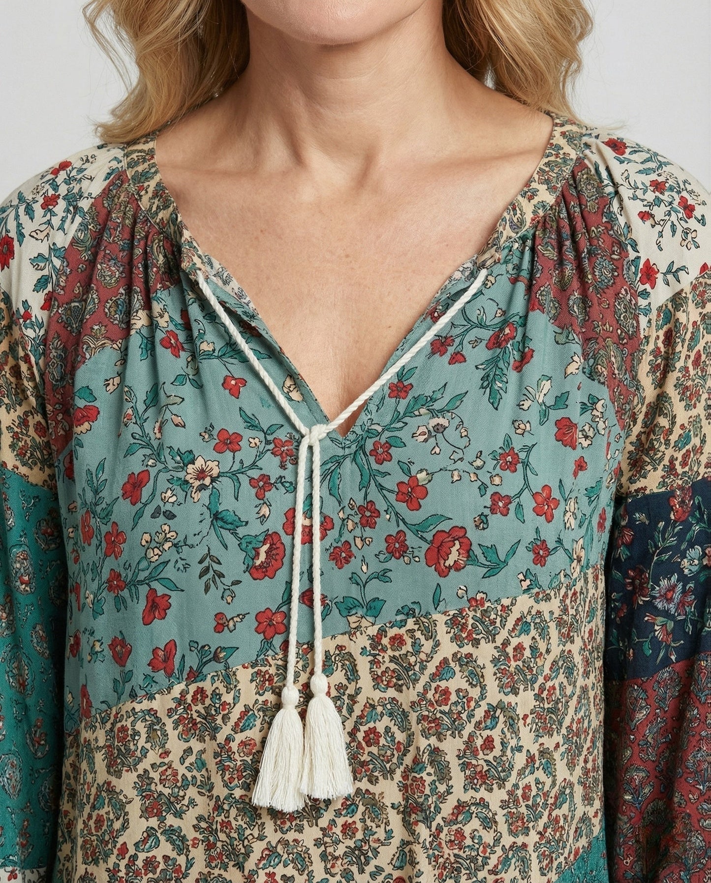 Blusa Floral de Patchwork Sin Esfuerzo para Mujeres con Cuello en V, Manga Larga y Laço de Borlas Estilo Bohemio