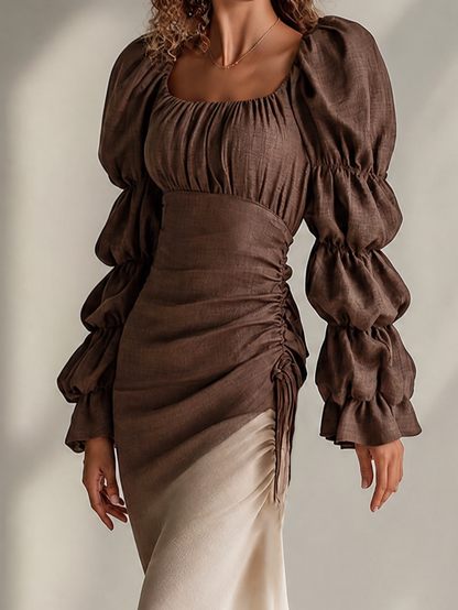 Vestido Maxi Elegante de Bloques de Color Marrón para Mujeres con Cuello Cuadrado, Manga Abullonada, y Dobladillo de Sirena Fruncido en Estilo Fluido