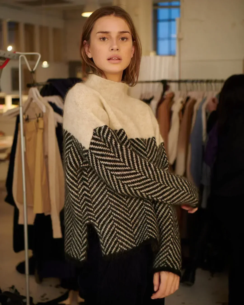 Suéter de Punto Chevron Cómodo para Mujeres con Cuello Alto, Manga Larga, Estilo Oversized y Colorblock