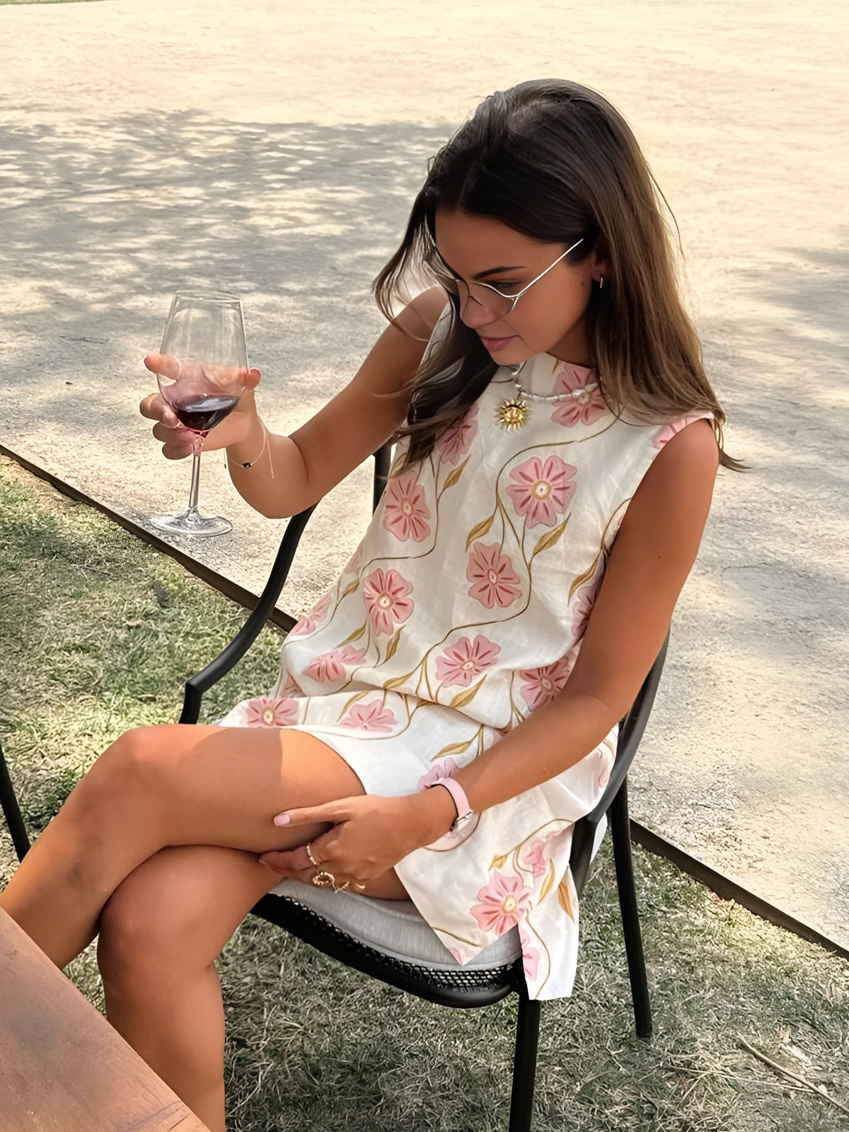 Elegante Vestido Mini de Lino Floral Blanco para Mujeres con Cuello Alto Sin Mangas y Estilo Flowy en Corte A